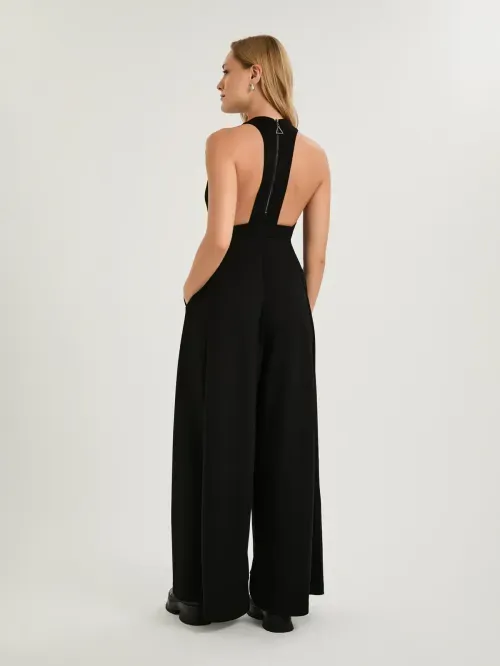 Macacão Pantalona Em Malha Com Recortes