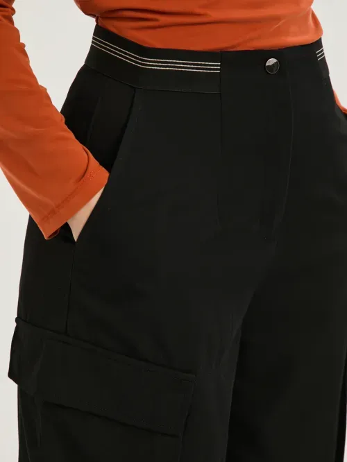 Calça com Cintura em Elástico e Bolsos Cargo