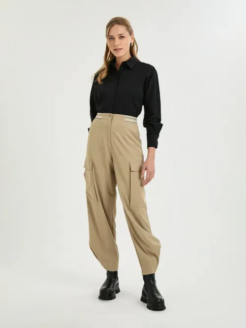 Calça com Cintura em Elástico e Bolsos Cargo