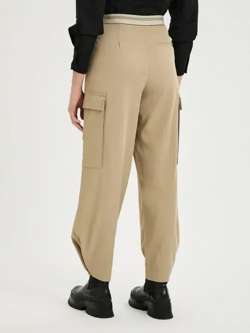 Calça com Cintura em Elástico e Bolsos Cargo