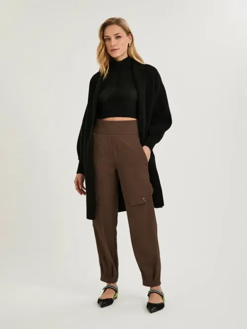 Calça Cenoura com Cós Largo e Bolsos