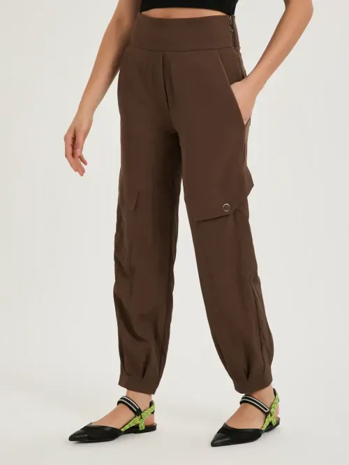 Calça Cenoura com Cós Largo e Bolsos