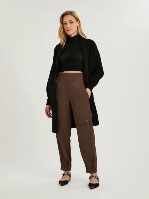 Calça Cenoura com Cós Largo e Bolsos