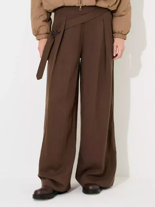 CALÇA COM FAIXA DESLOCADA NO CÓS