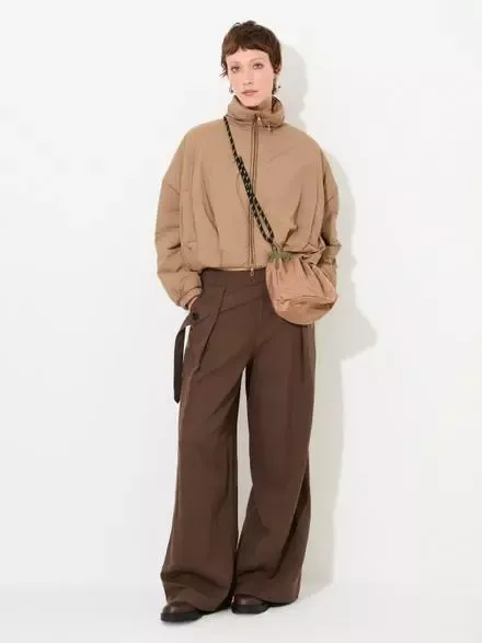 CALÇA COM FAIXA DESLOCADA NO CÓS