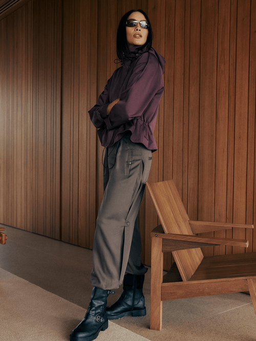 CALÇA EM TENCEL COM BOTOES LATERAIS