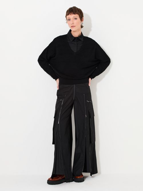 Calça Feminina Com Aberturas Por Zíperes