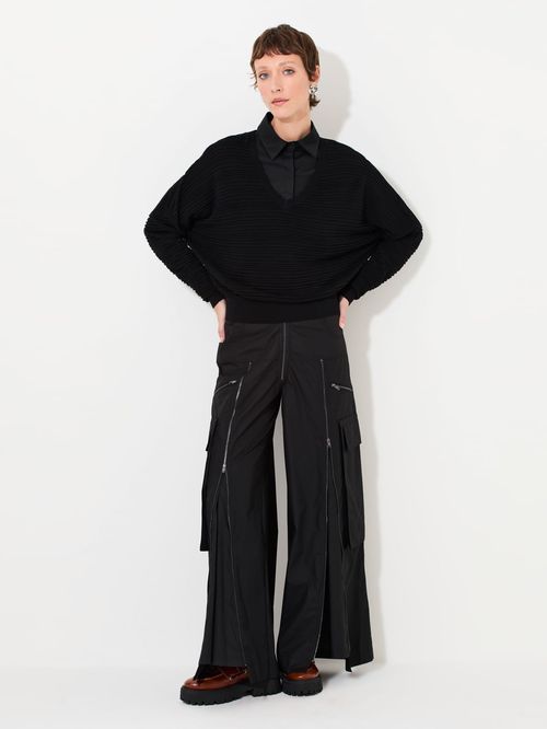 Calça Feminina Com Aberturas Por Zíperes