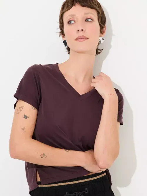 Camiseta em Malha Modal Gola V